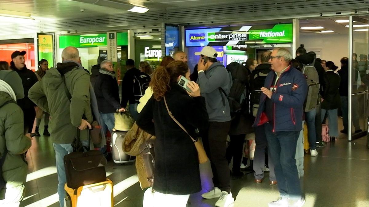 Colas a las puertas de una de las empresas de alquiler de coches en la estación de Atocha