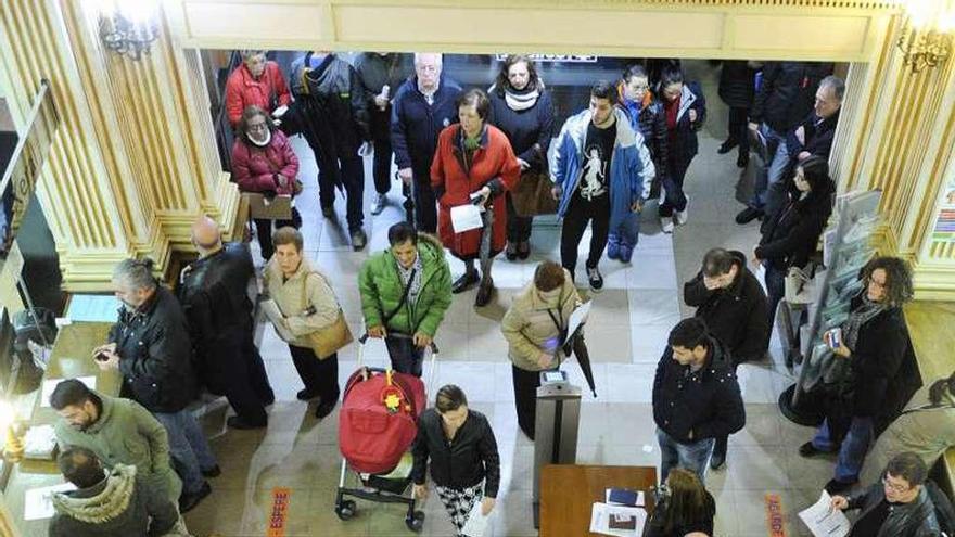 Ciudadanos esperando en dependencias municipales. // Brais Lorenzo