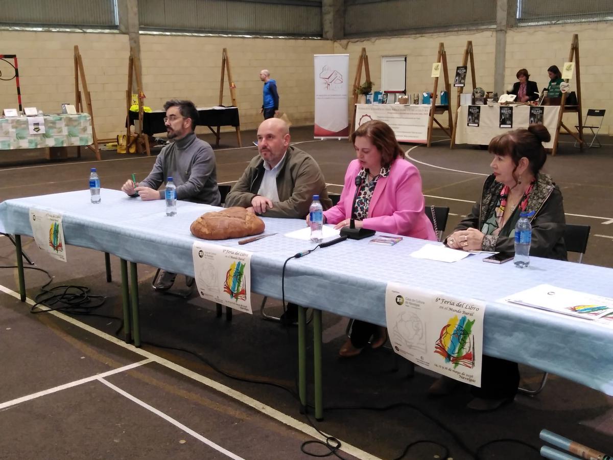 En imágenes: La Feria del Libro llena Navelgas en su sexta edición