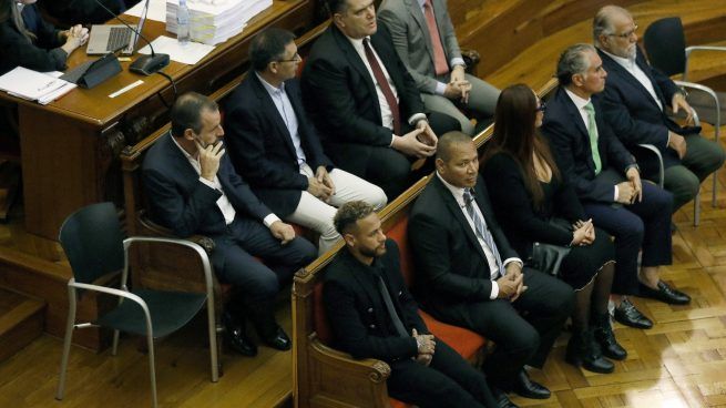 Rosell, Bartomeu y Neymar sentados en el banquillo de acusados