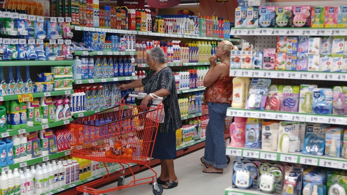 Mujeres comprando en  un supermercado.
