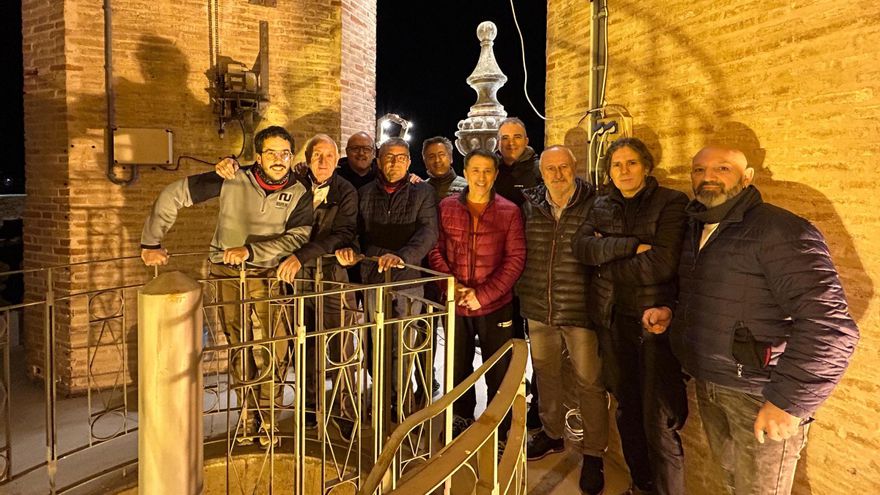 Ontinyent renueva 60 bombillas del belén luminoso del Campanario de la Vila