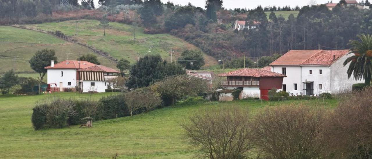 Dos edificaciones tradicionales en el entorno de Balbín.