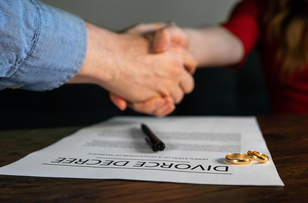 En esta noticia aprenderás por qué se escribe 'exmarido', pero también 'ex pareja de hecho'. Parece contradictorio, pero tiene una explicación lógica.
