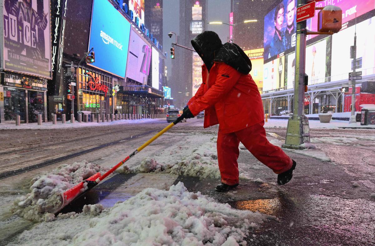 Operarios trabajan para retirar la nieve en el centro de Nueva York