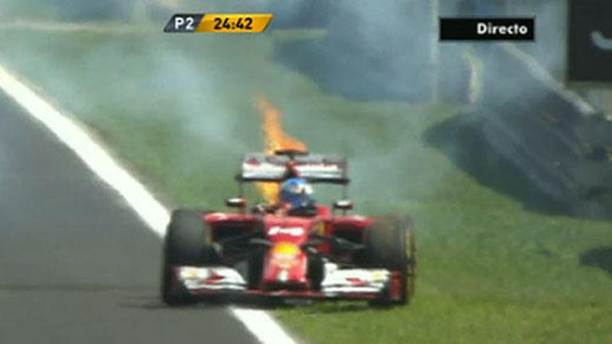 Alonso, con el Ferrari en llamas.
