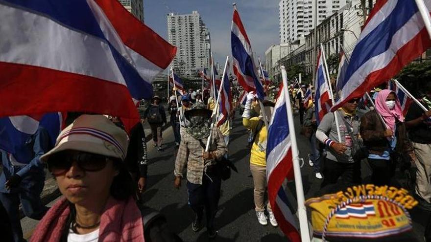 Los manifestantes ocupan otra sede policial en Bangkok a pesar de la tregua