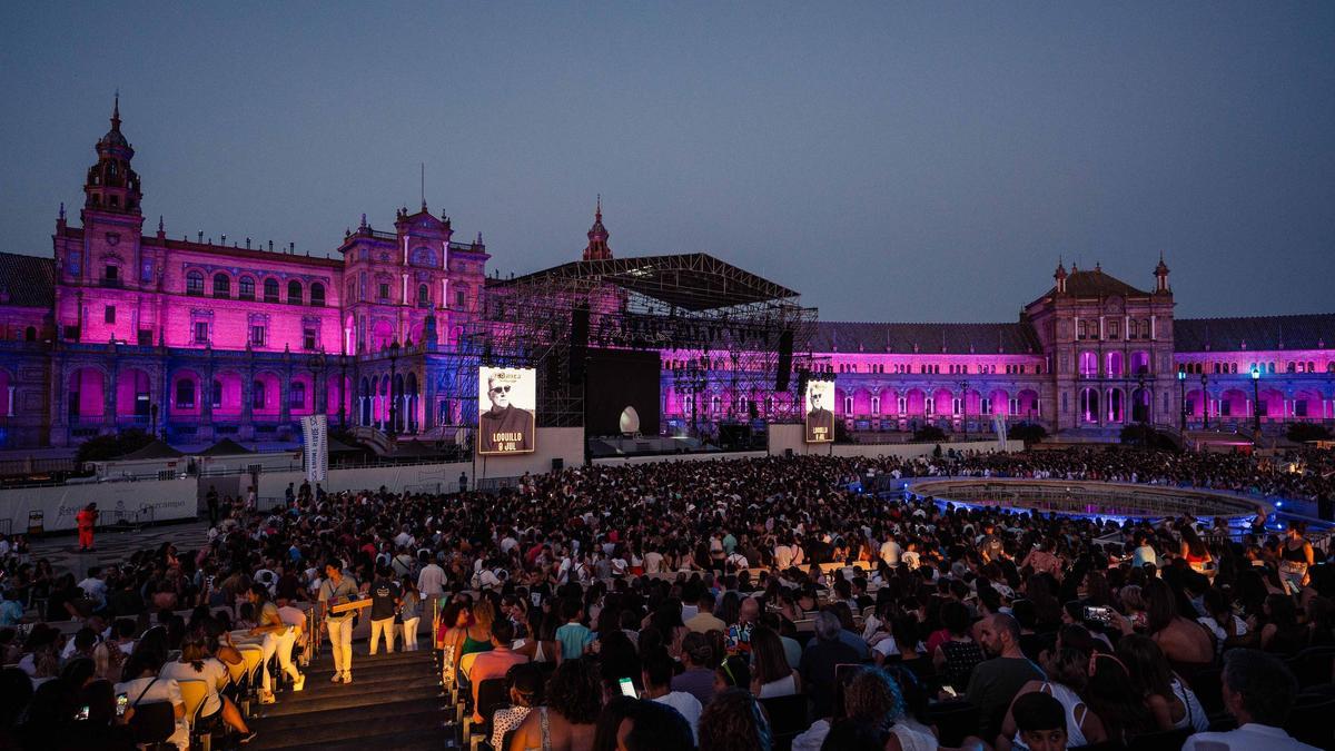 El público en la Plaza de España durante un concierto.