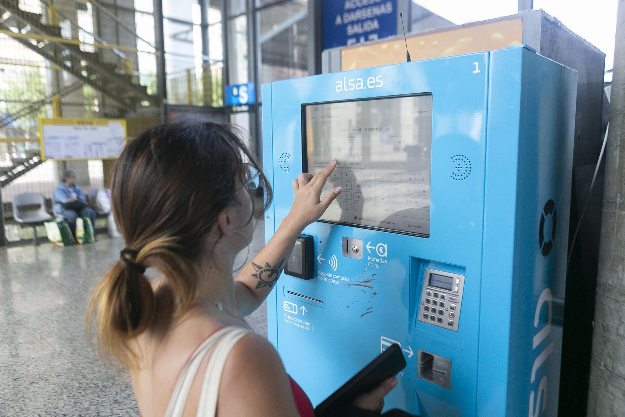 En imágenes: Primer día de las nuevas tarifas en los abonos de transporte en Avilés