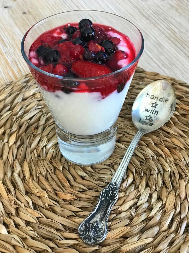 Vasitos de yogur con frutas del bosque (Copa de Veroño)