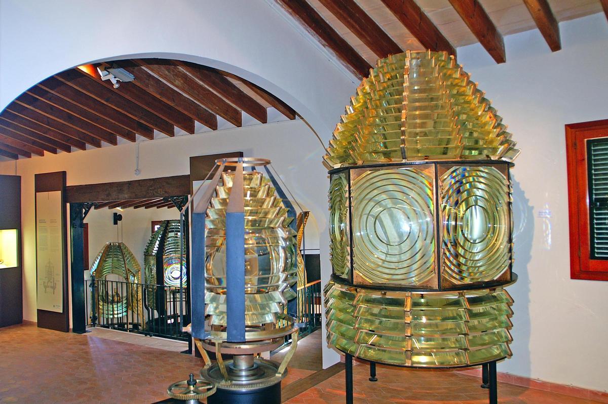 El interior del faro de Portopí