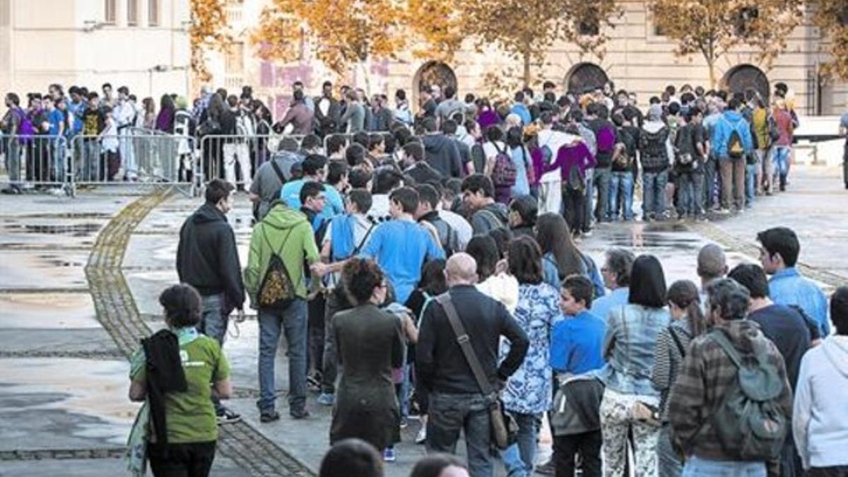 Aficionados al cómic japonés hacen cola para entrar en el Salón del Manga, ayer en Montjuïc.