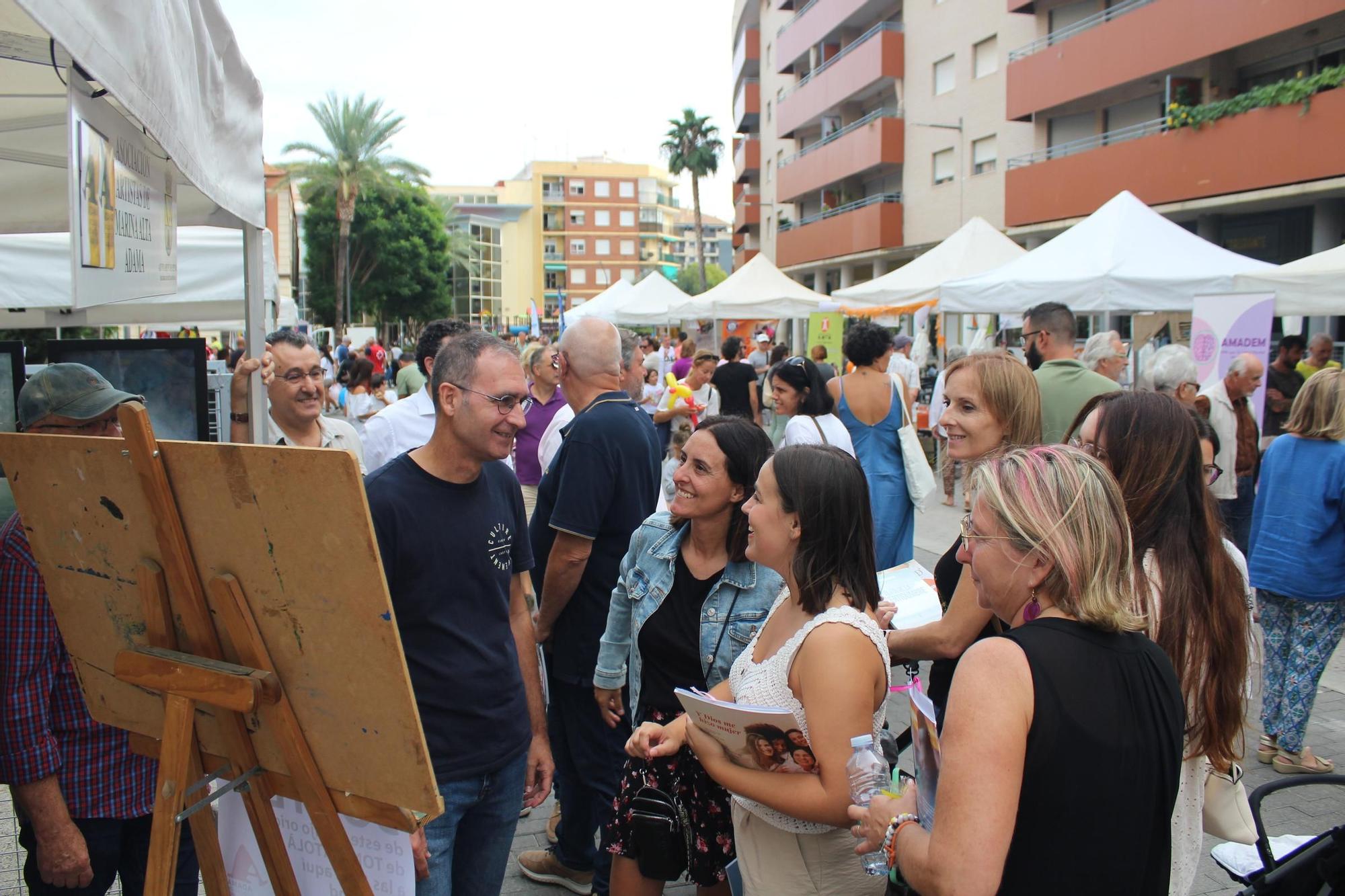 La Feria de Asociaciones llena la calle la Vía de entidades sin ánimo de lucro