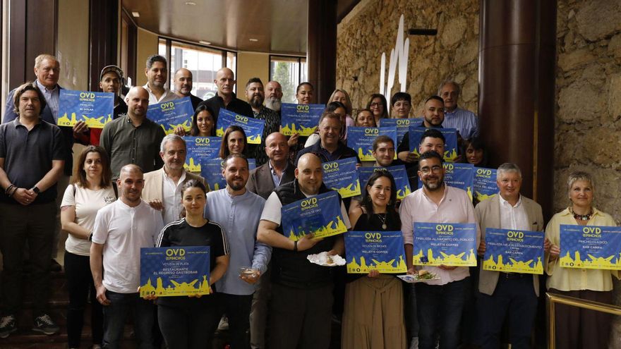 Ganadores y participantes en el certamen Oviedo de Pinchos, ayer, en el Auditorio Príncipe Felipe. | FERNANDO RODRÍGUEZ
