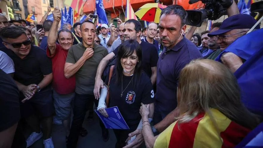A PIE DE CALLE | Ambiente previo en el Fossar de les Moreres, Barcelona
