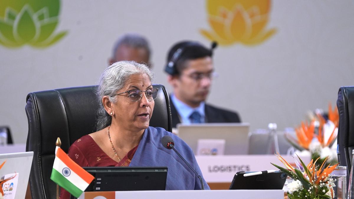 La ministra de Finanzas india, Nirmala Sitharaman, interviene durante la reunión de los ministros de Finanzas y gobernadores de los bancos centrales del G20 celebrada en Gandhinagar (India).