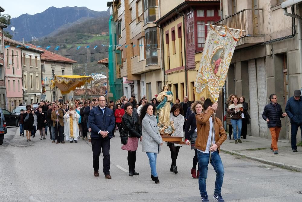 Procesión del Santo Encuentro en Campomanes