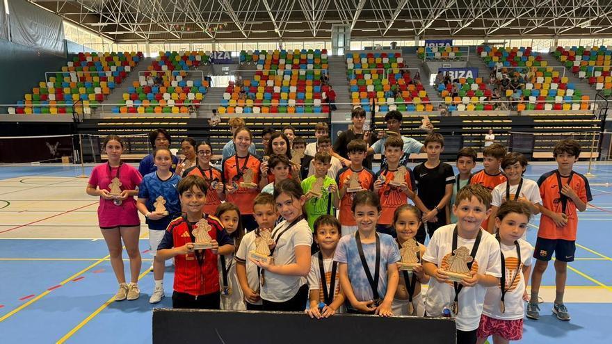 Más de 50 deportistas disputan en sa Blanca dona la Final Insular Escolar de Bádminton
