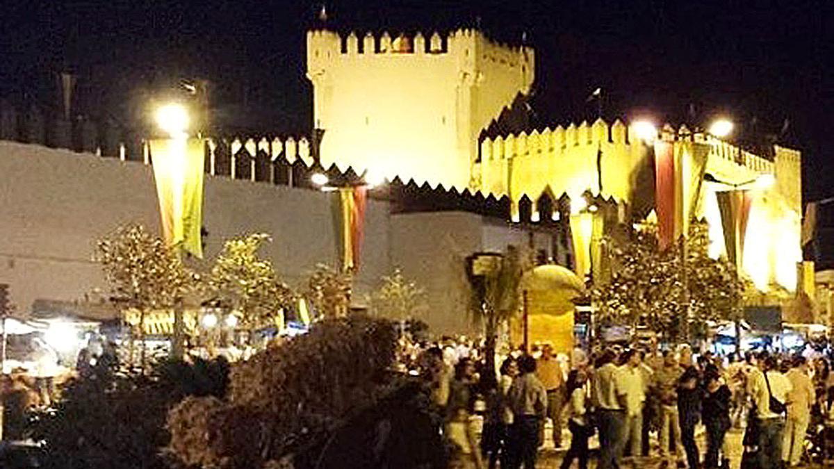 Imagen nocturna de la Feria de la Seda de Los Molares.