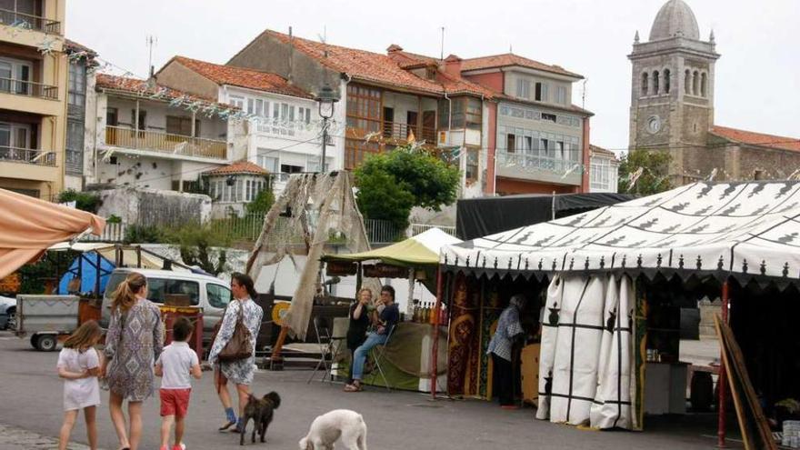 Una de las ferias organizadas en la explanada del puerto viejo de Luanco.