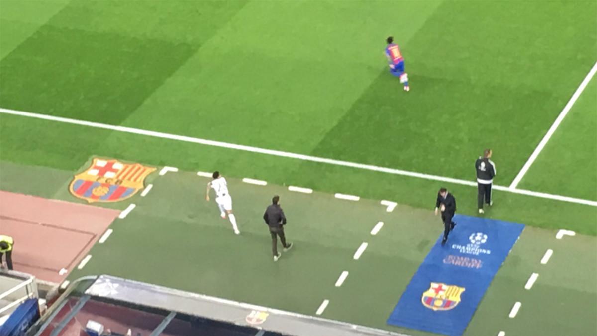 alves, fuera del campo una vez el partido iniciado