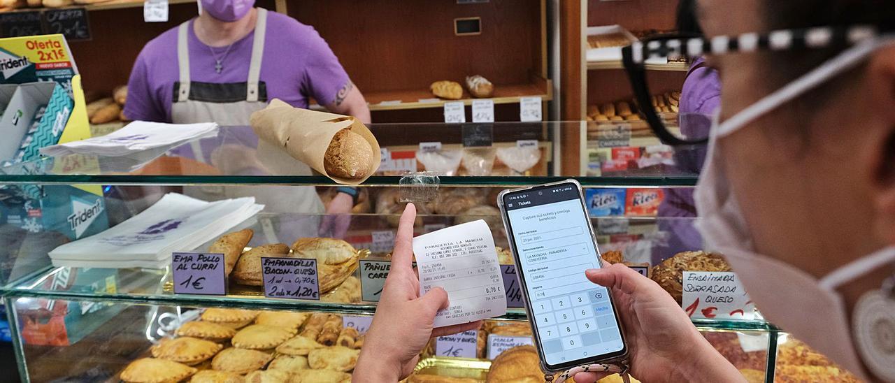 La clienta de una panadería de Villena utilizando la aplicación de la empresa Neuromobile