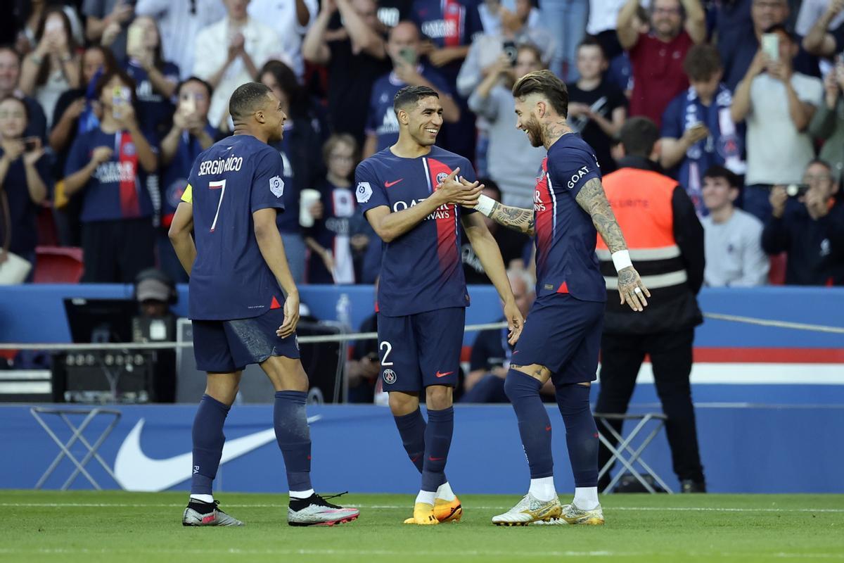 Mbappé, con la camiseta de Sergio Rico, Achraf y Ramos celebran el primer gol del defensa español.