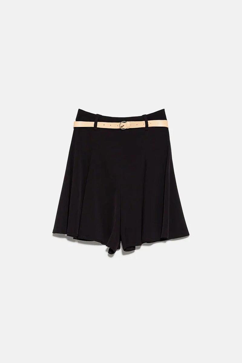 Falda bermuda con cinturón de Zara. (Precio: 22,95 euros. Precio rebajado: 15,99 euros)