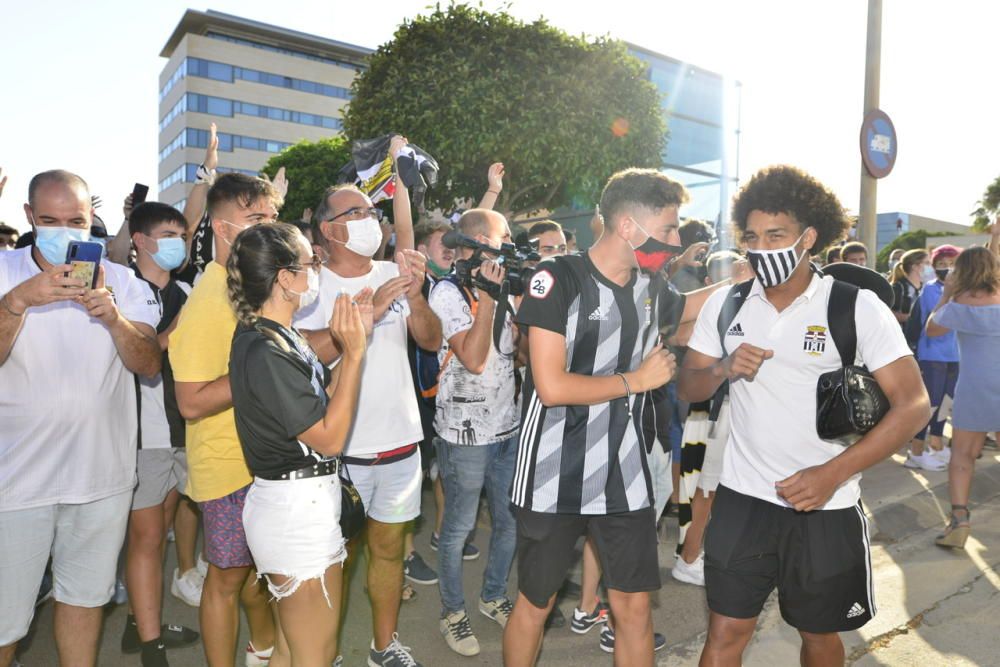 Llegada de los jugadores del FC Cartagena a la ciudad portuaria