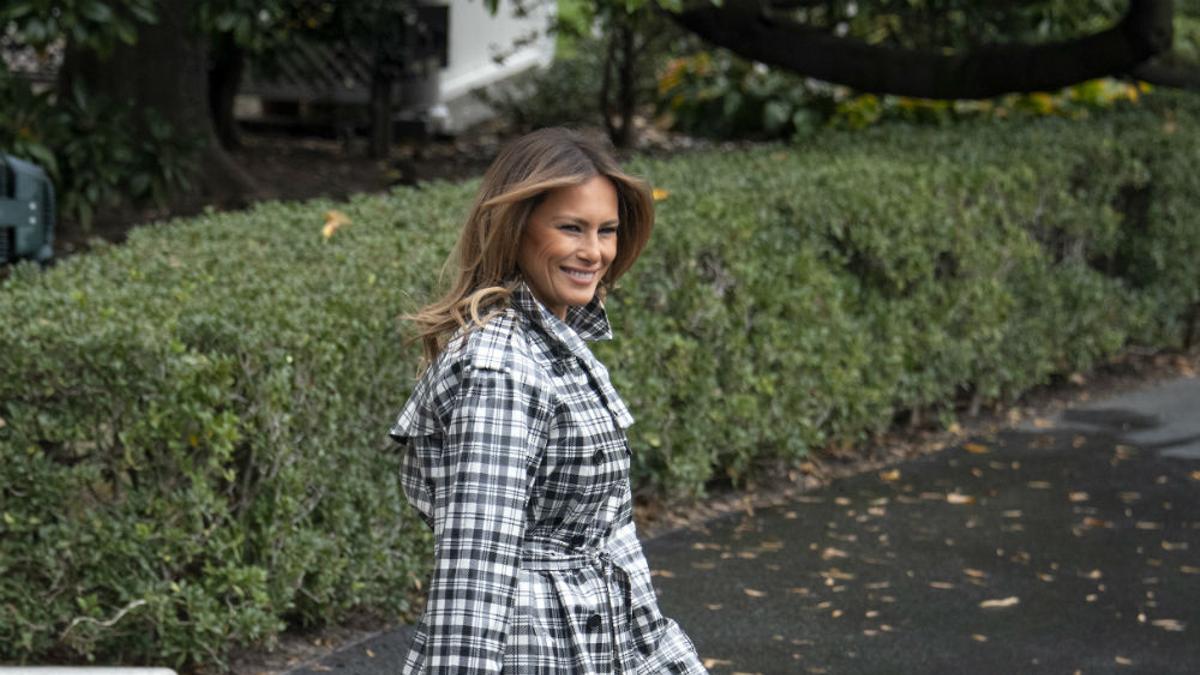 Melania Trump con trench a cuadros de Burberry