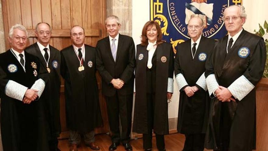 Pérez Touriño y Teresa Conde-Pumpido, en el centro, junto a los miembros del Consello Consultivo.