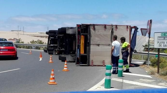 Vuelca un camión remolque en una rotonda de Gando