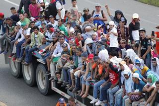 México refuerza su frontera ante el avance de una caravana de migrantes hondureños