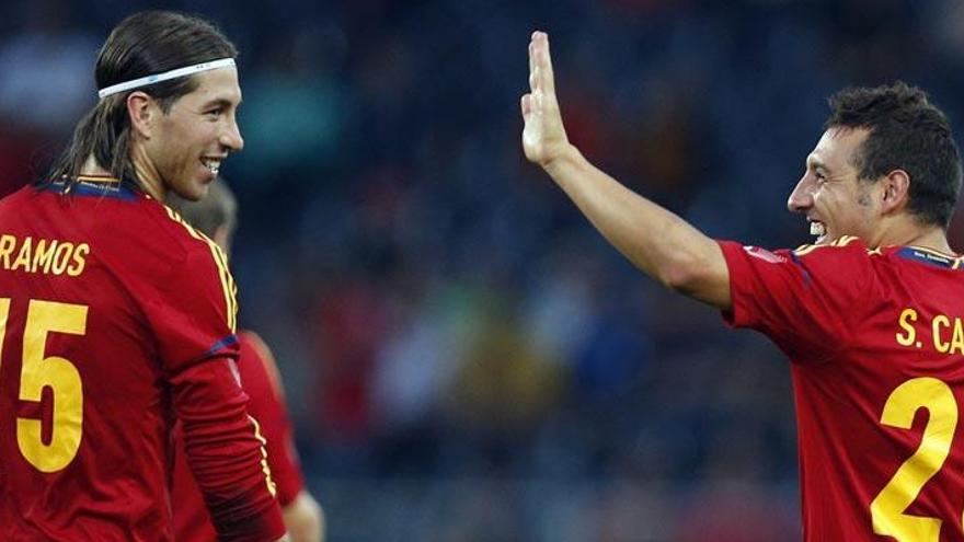 Sergio Ramos celebra un gol con Cazorla.