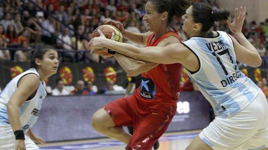 La argentina Gisela Vega intenta robar el balón a Laia Palau.