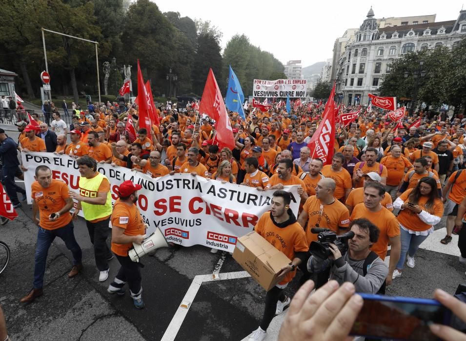 Los trabajadores de Vesuvius marchan a pie desde la fábrica de Riaño hasta la Junta