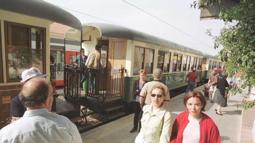 Imagen de una unidad restaurada del tren turístico Limón Express, hoy fuera de servicio