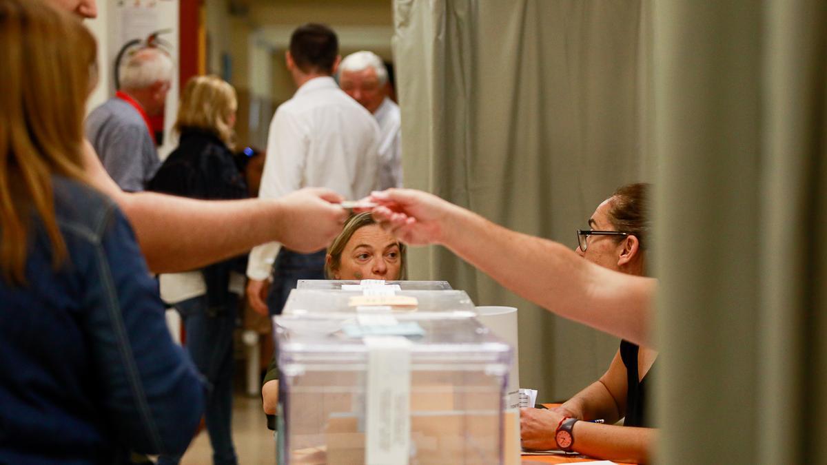 Una mesa electoral en Ibiza.