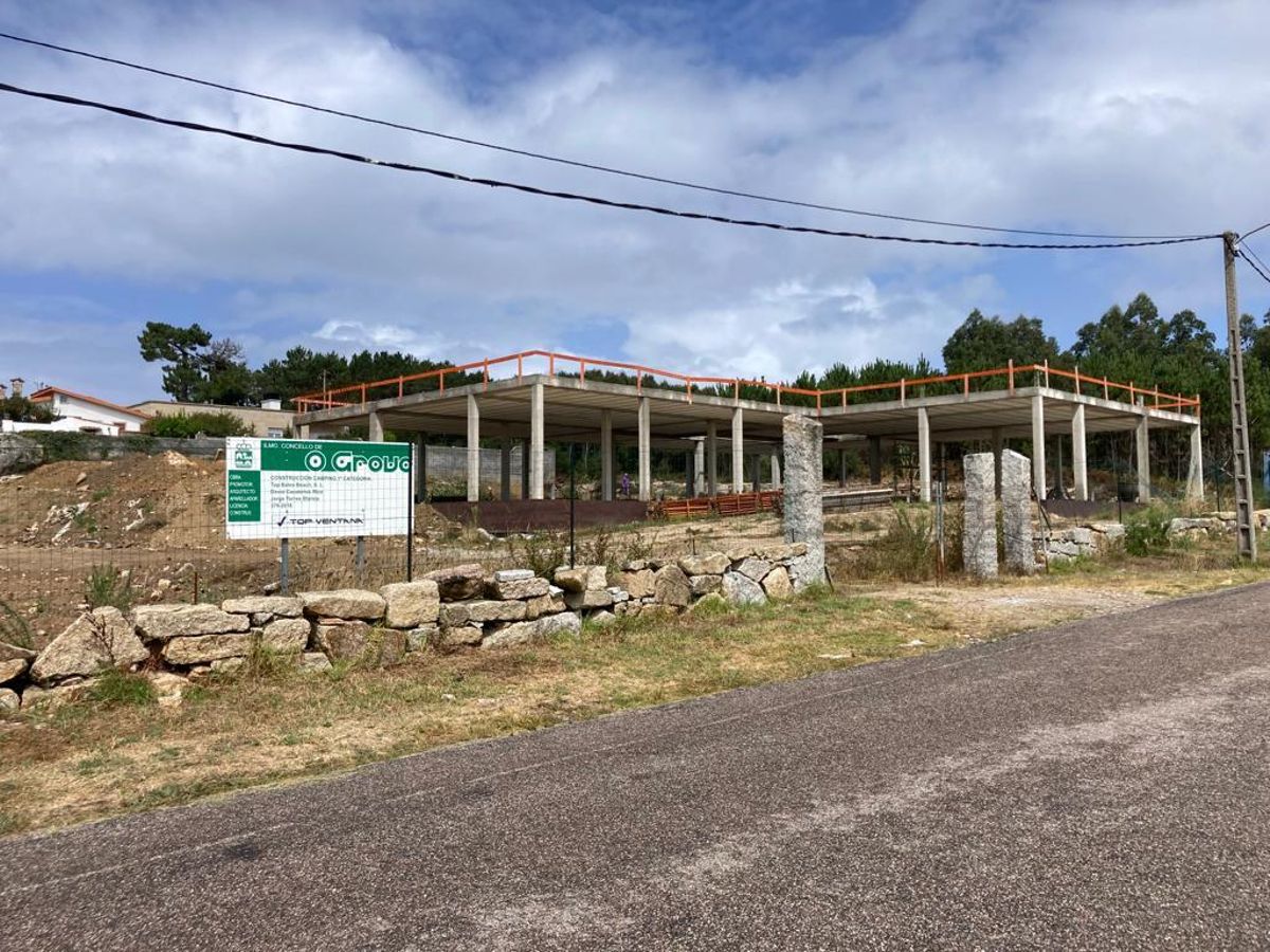 El camping que se construye en Balea, a instancias del proyecto aprobado a la firma Top Balea Beach S.L.U. en octubre de 2019 se sitúa a escasos metros de la playa de Area da Cruz, al lado del colegio y el instituto de As Bizocas. Ideado para 24 bungalós, incluye un inmueble para recepción, cafetería y supermercado, que parece ser el que se aprecia en la foto. Lo cierto es que dispondrán de todas las comodidades y servicios posibles.