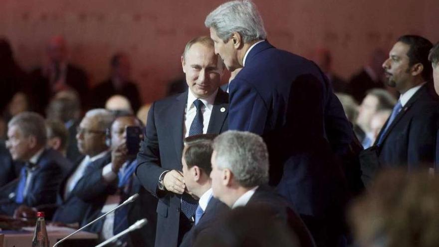 Putin y el secretario de Estado de EE UU, John Kerry, conversando en la cumbre del clima, en París. // Efe