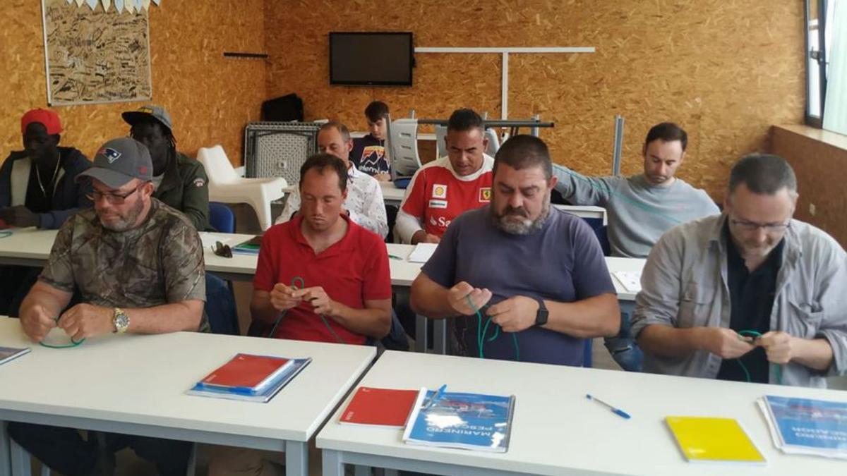 Los alumnos del curso de marinero pescador, en Ribadesella. | R. M. V.