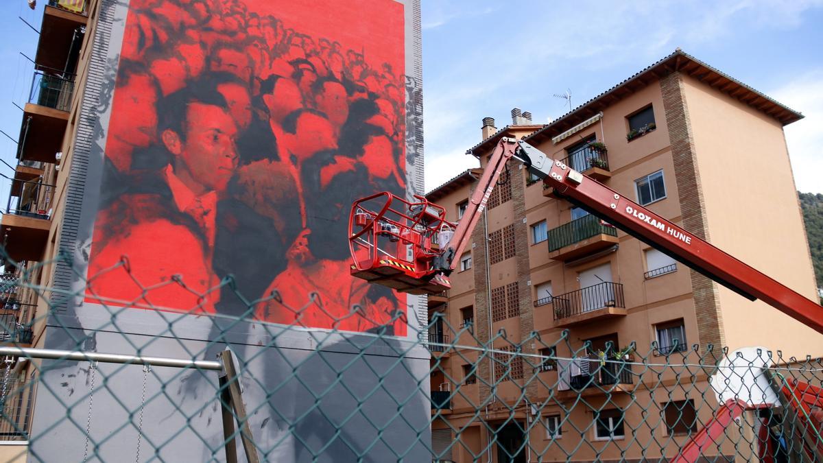 Pla general del mural que l&#039;artista Axel Void té a mig fer a Ripoll l&#039;1 d&#039;octubre del 2021. (Horitzontal)