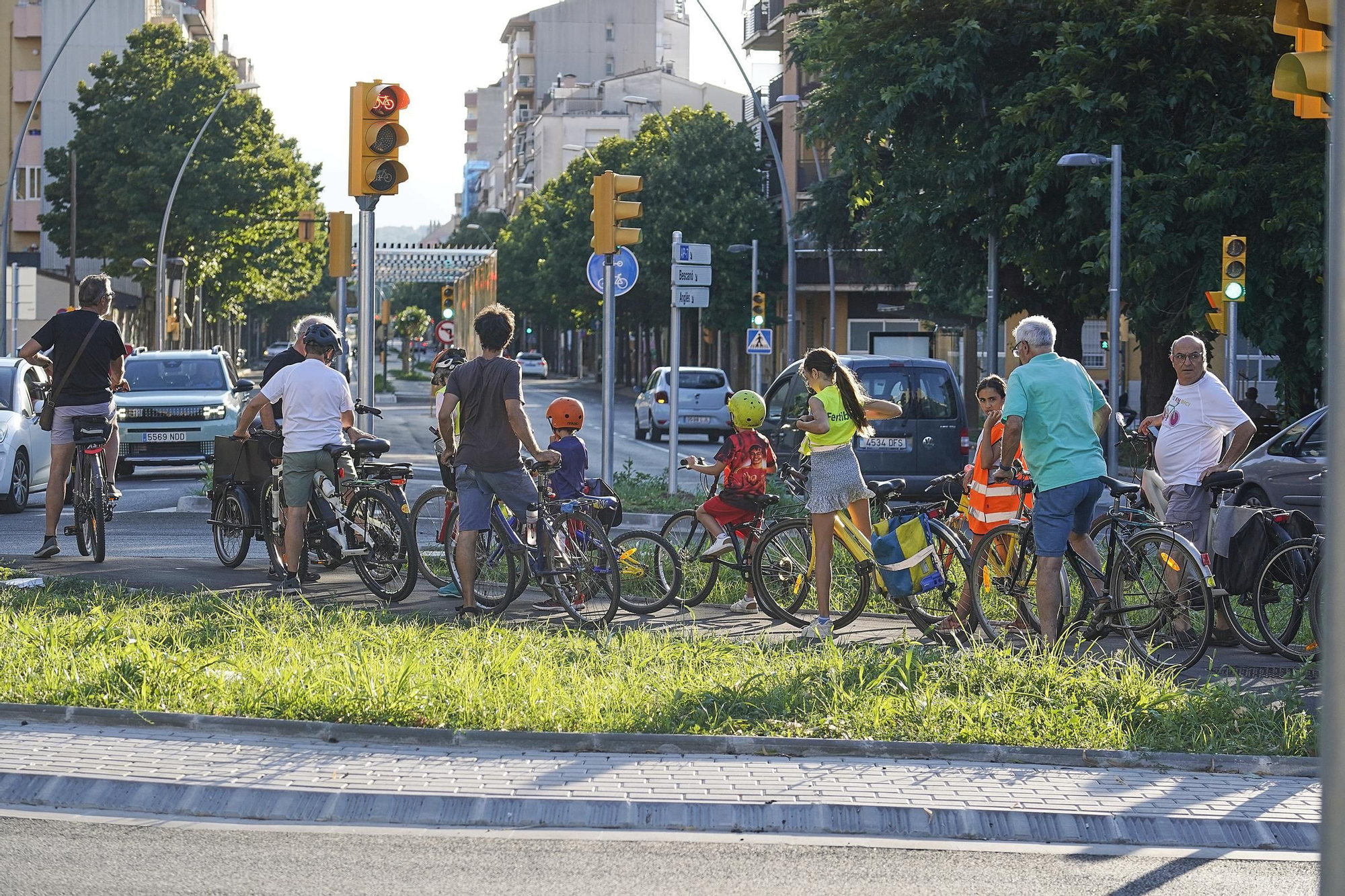 Les fotos de la visita de diverses entitats al nou carril bici entre Girona i Salt