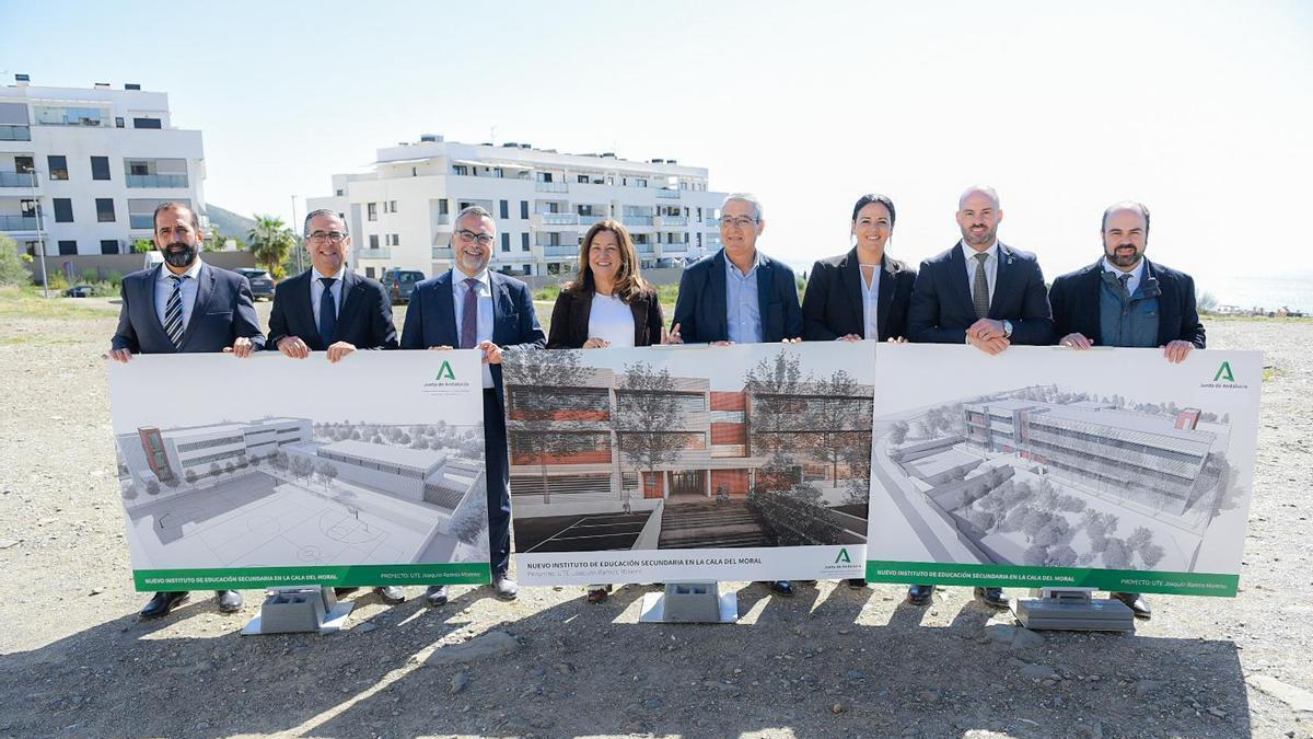 Foto de familia de la presentación del nuevo IES de Rincón de la Victoria.