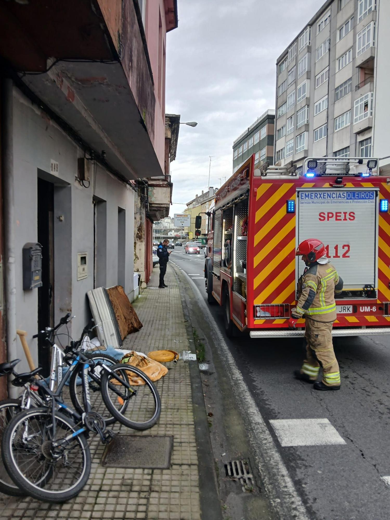 Vista de los efectivos de Emergencias en el edificio de a avenida as Mariñas.
