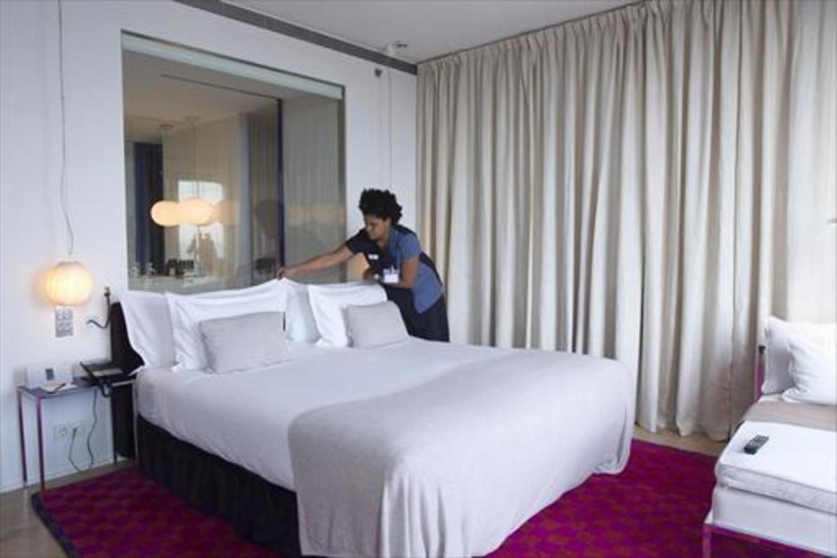 Una limpiadora de habitaciones,conocidas como ’kellys’, en un hotel de Barcelona. Una limpiadora de habitaciones,conocidas como ’kellys’, en un hotel de Barcelona.