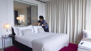 Una limpiadora de habitaciones,conocidas como ’kellys’, en un hotel de Barcelona.