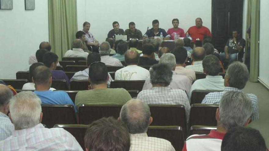 Socios del club cinegético local durante una asamblea general celebrada en la Casa de Cultura. Foto