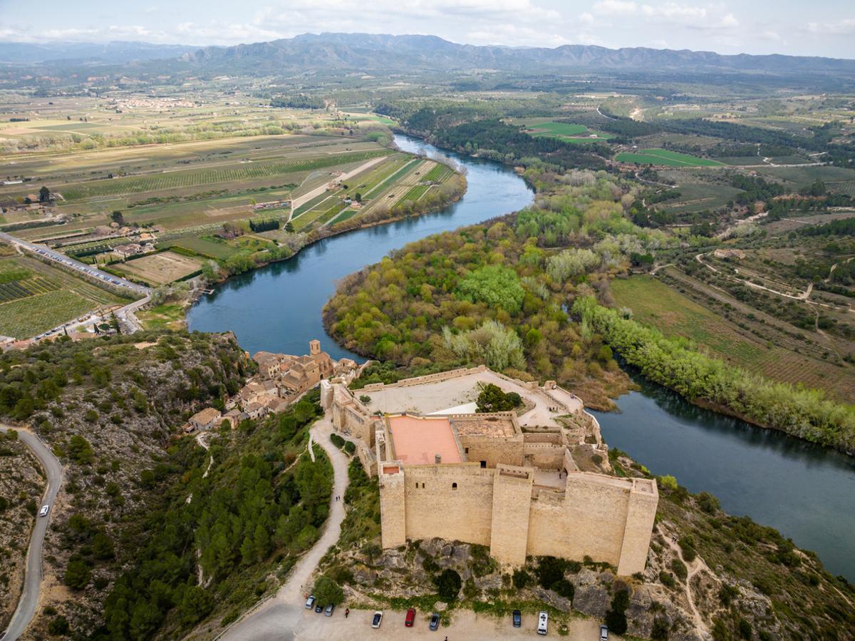 Vista aérea del pueblo de Miravet en el río Ebro en Tarragona