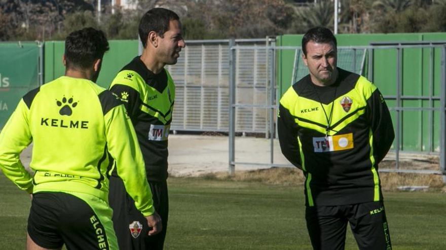 Josico, junto al segundo entrenador, Acciari, durante la sesión de ayer